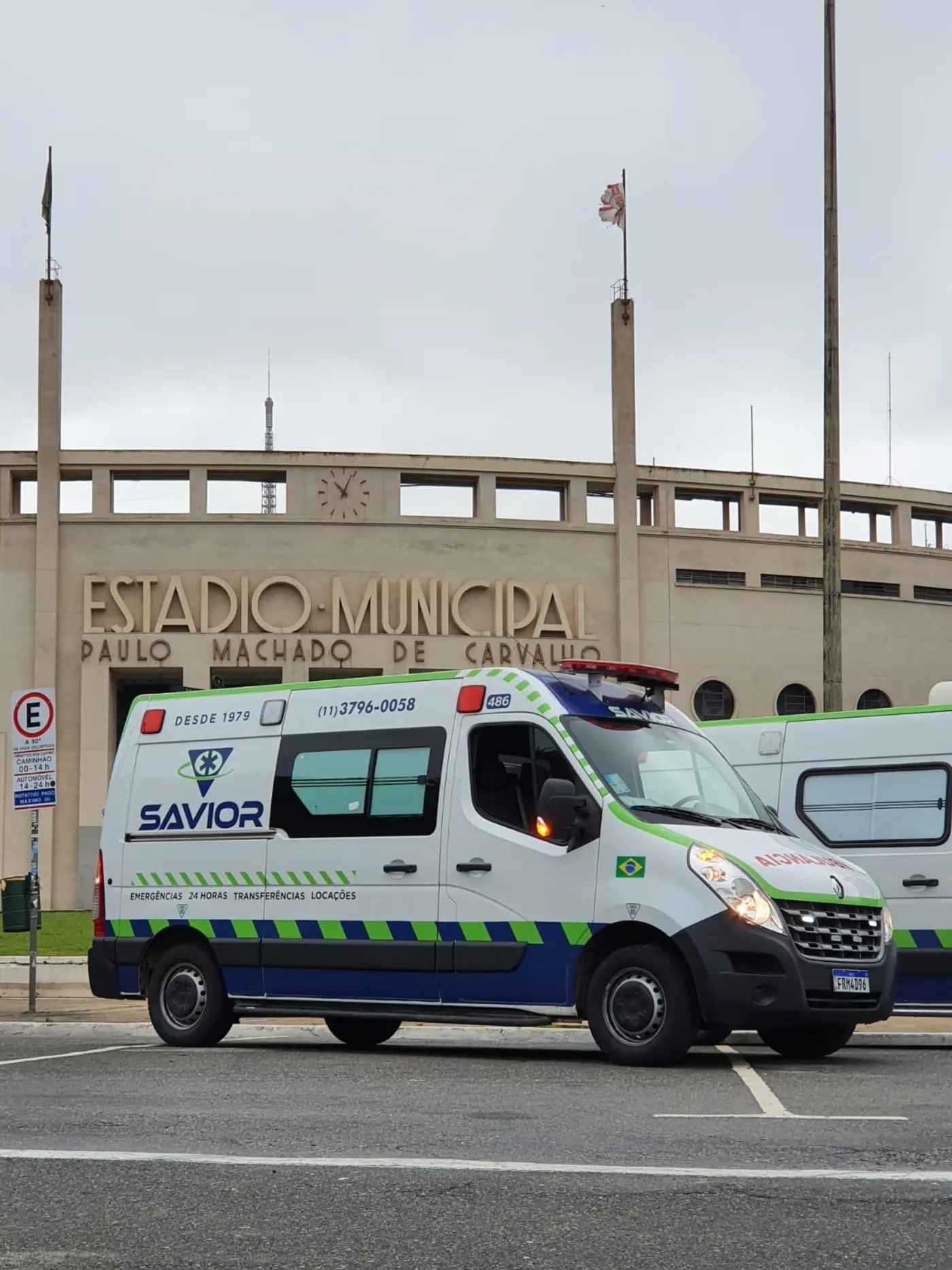 Ambulância Savior estacionada em frente ao Estádio Municipal Pacaembu — São Paulo